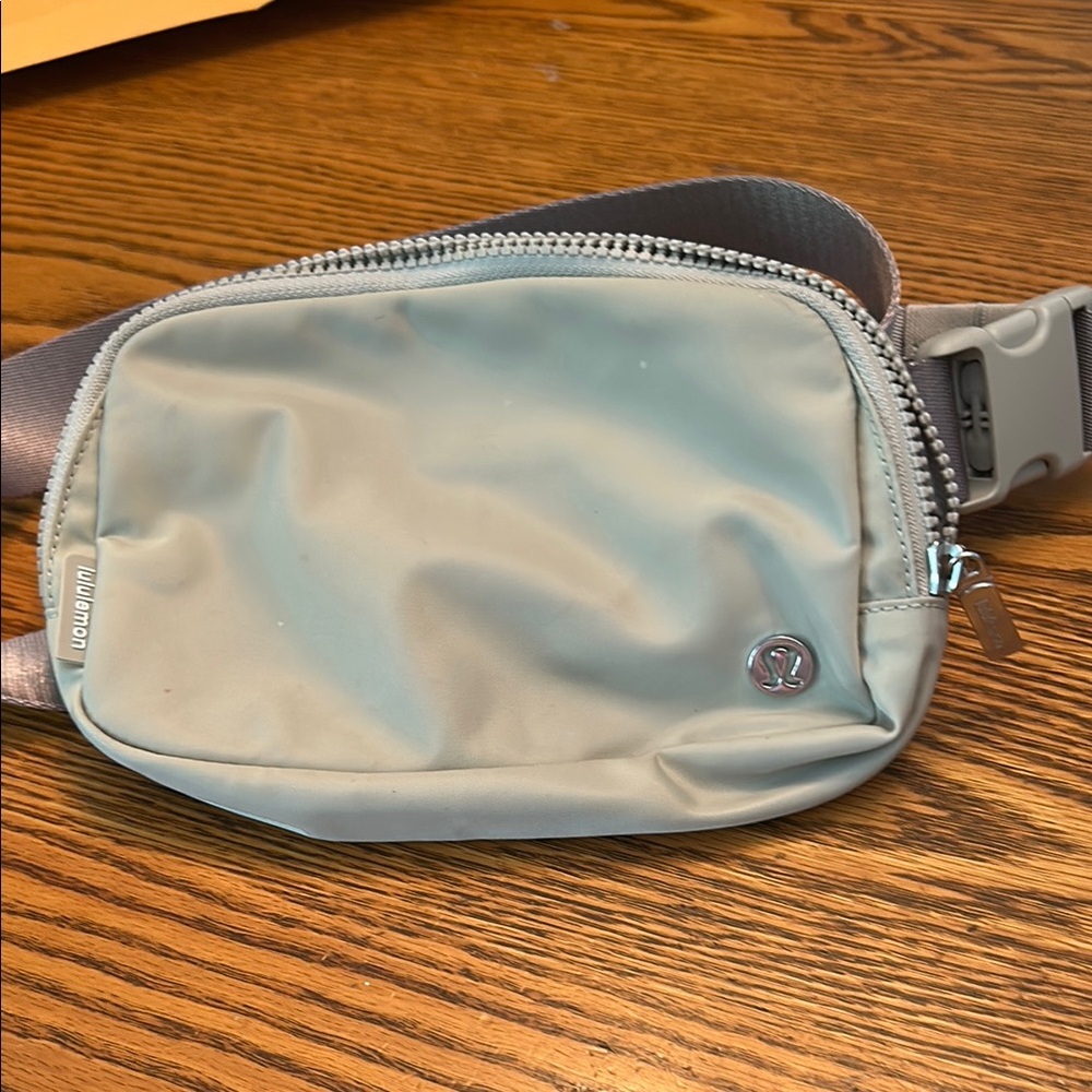 Lululemon Athletica Gray Belt Bag with Streamlined Design